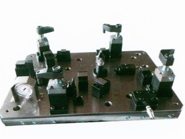 齒(chi)輪室罩(zhao)蓋液(ye)壓(ya)裌(jia)具